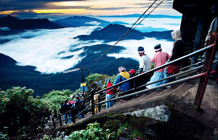 Adams Peak Hike To Take A Look At The Gorgeous Sun Rise